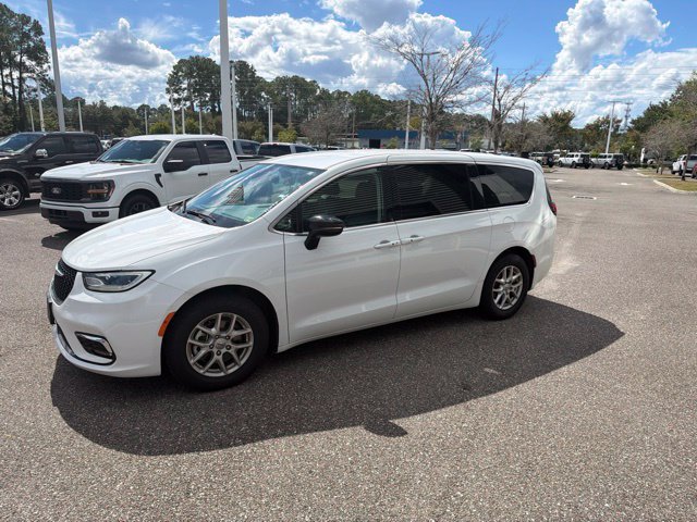 Used 2024 Chrysler Pacifica Touring-L FWD image 10