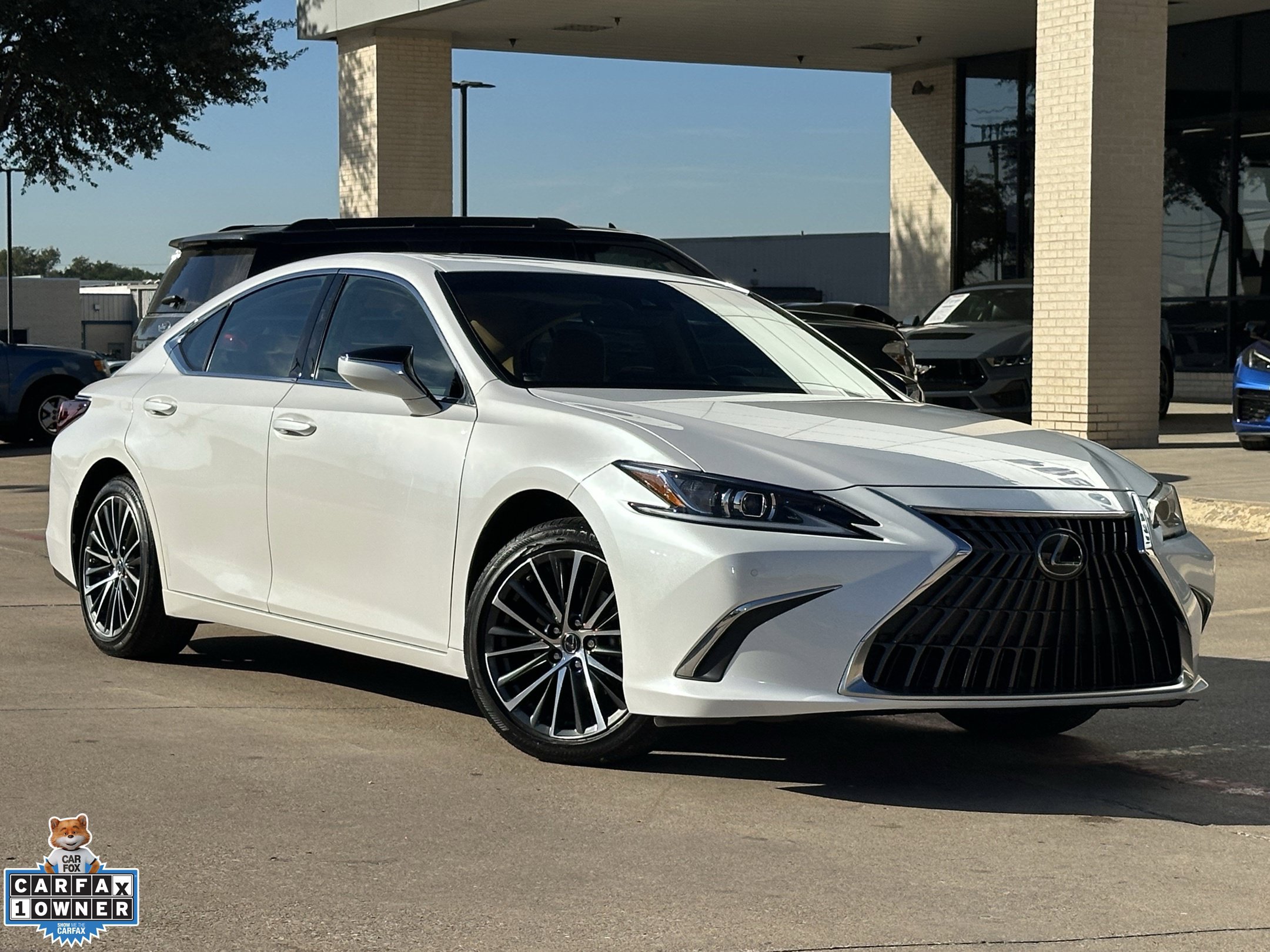 Used 2023 Lexus ES 350 w/ Premium Package FWD image 2