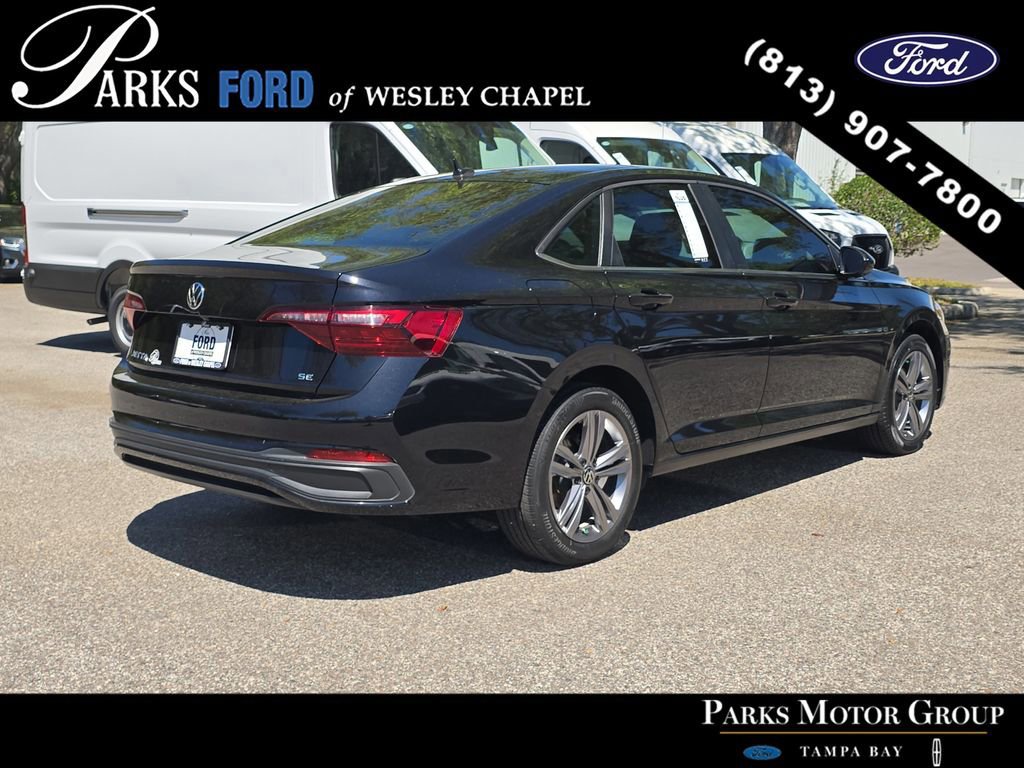 Used 2022 Volkswagen Jetta SE image 3