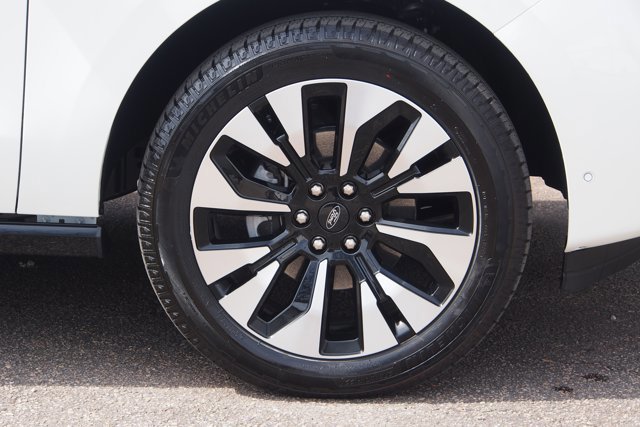 Certified 2025 Ford Expedition Max Platinum w/ Driver's Package image 9