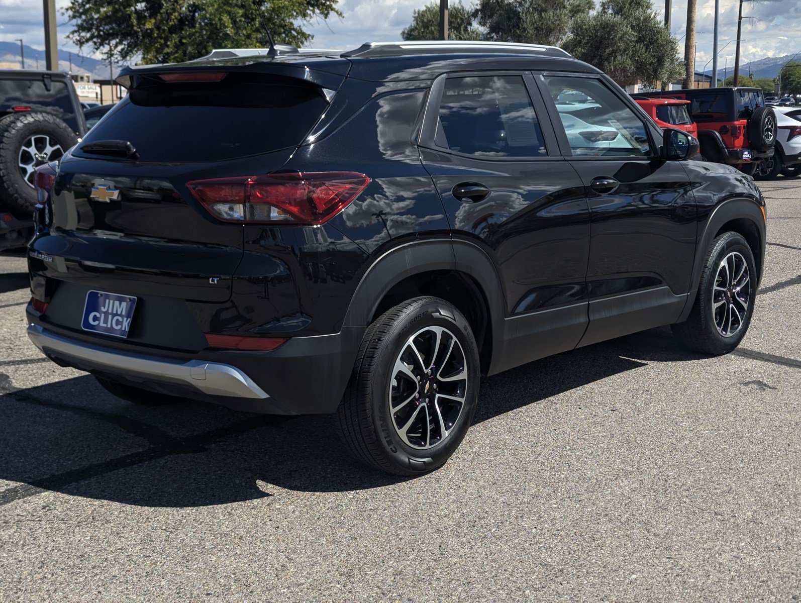 Used 2025 Chevrolet TrailBlazer LT FWD image 2