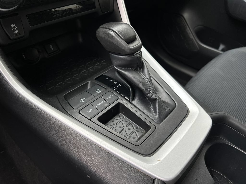 Used 2020 Toyota RAV4 LE FWD image 17