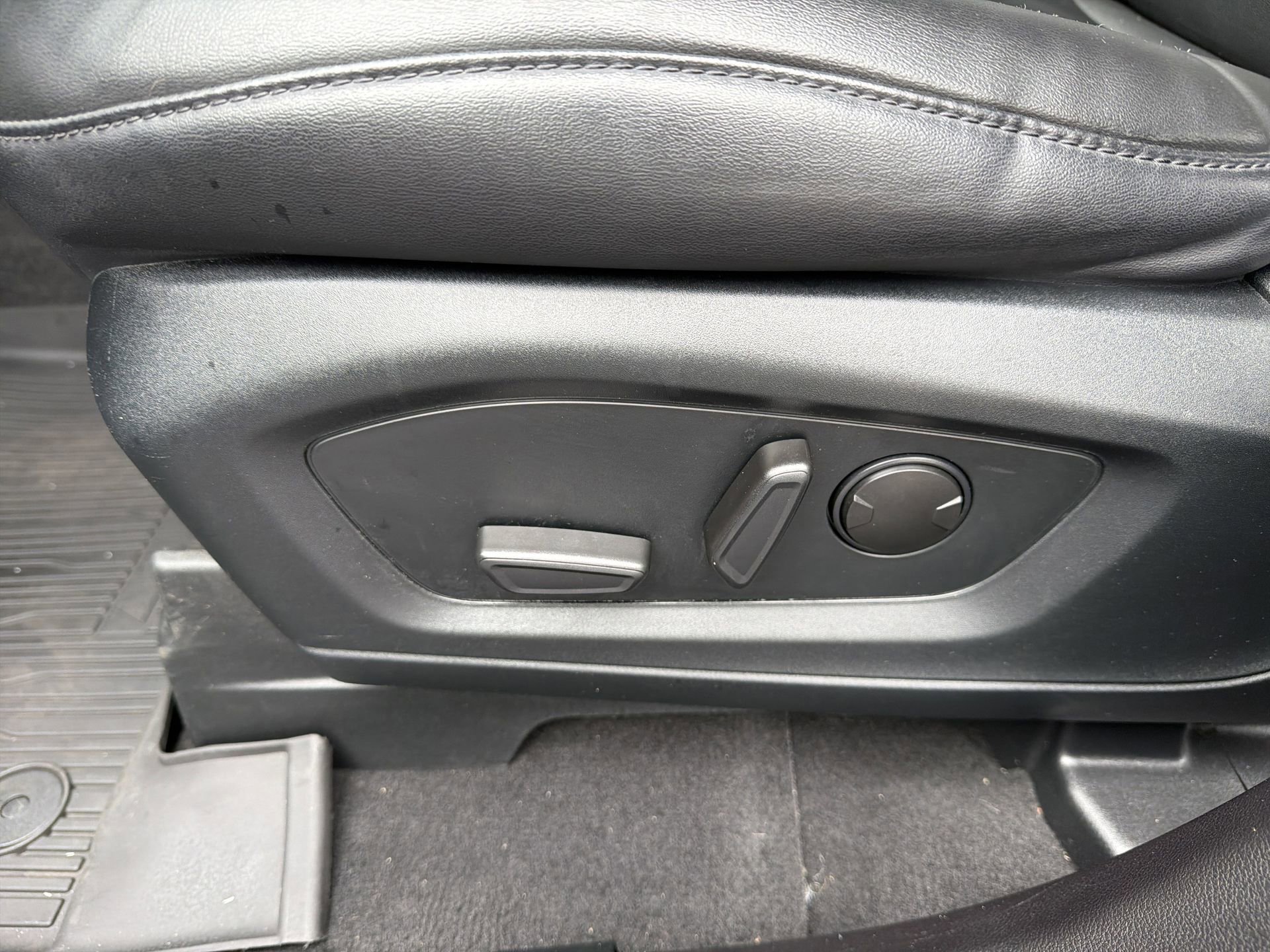 Certified 2022 Ford Explorer XLT w/ Equipment Group 202A image 28