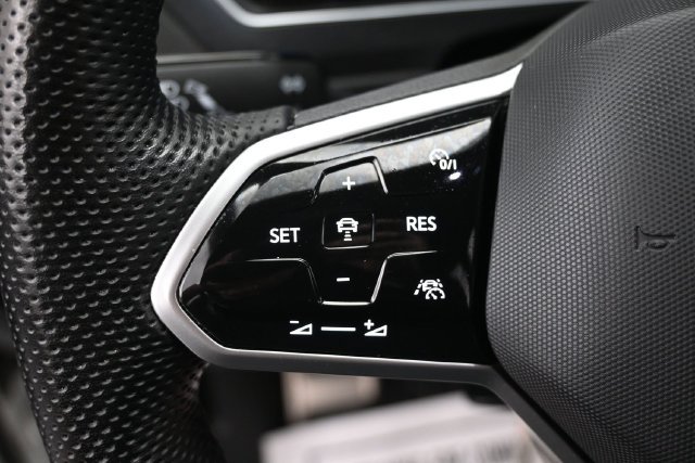 Used 2022 Volkswagen Tiguan SE R-Line FWD image 17