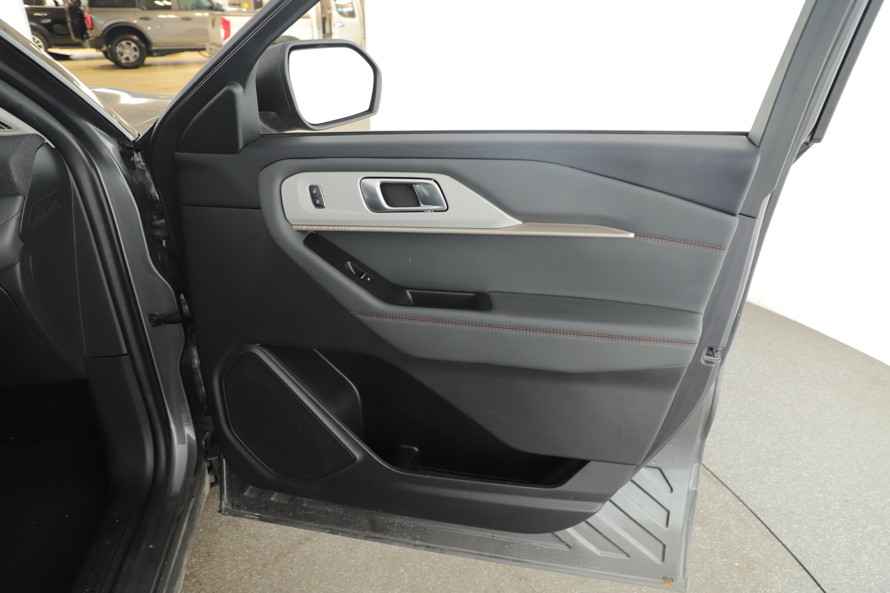 Certified 2025 Ford Explorer Active image 3