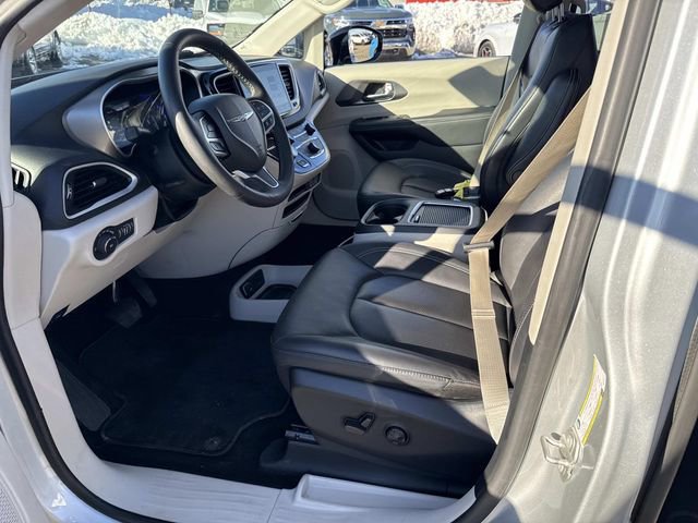 Used 2024 Chrysler Pacifica Touring-L image 17