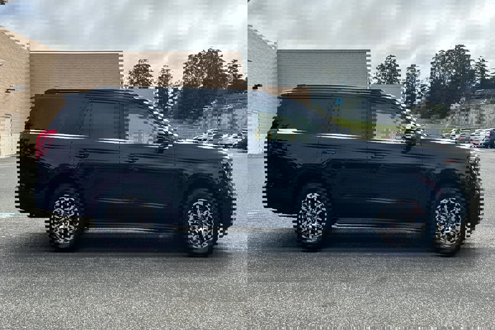 Certified 2025 Ford Expedition Active image 3