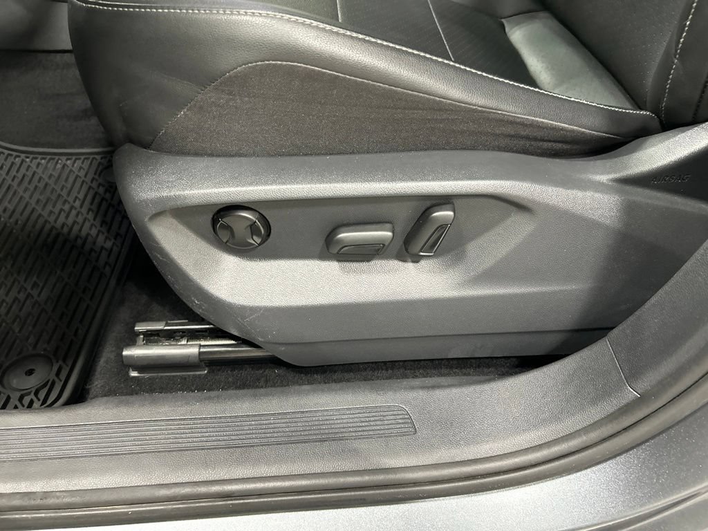 Used 2018 Volkswagen Tiguan SE w/ Panoramic Sunroof Package FWD image 12