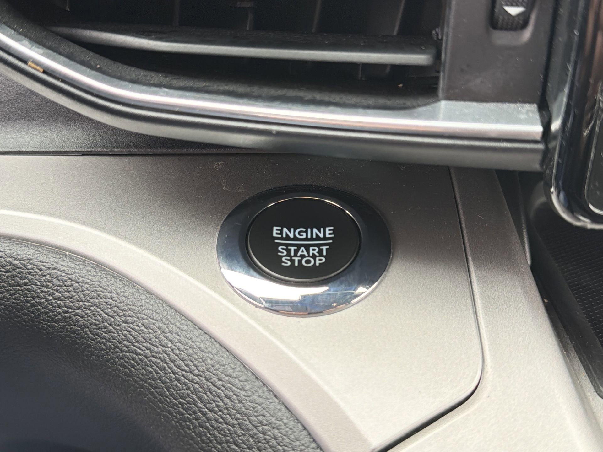 Certified 2022 Ford Explorer XLT w/ Equipment Group 202A image 15