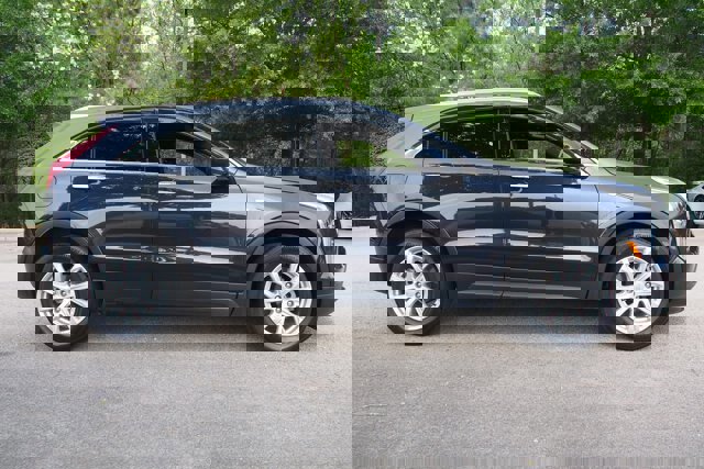 Used 2023 Cadillac XT4 Luxury w/ Cold Weather Package image 6