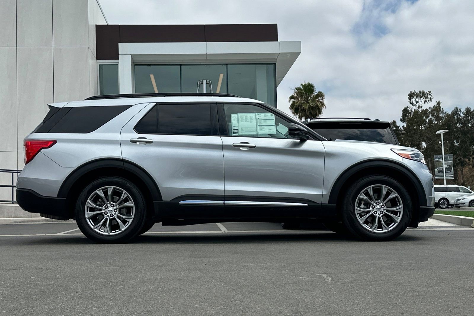 Certified 2022 Ford Explorer XLT w/ Equipment Group 202A RWD image 2