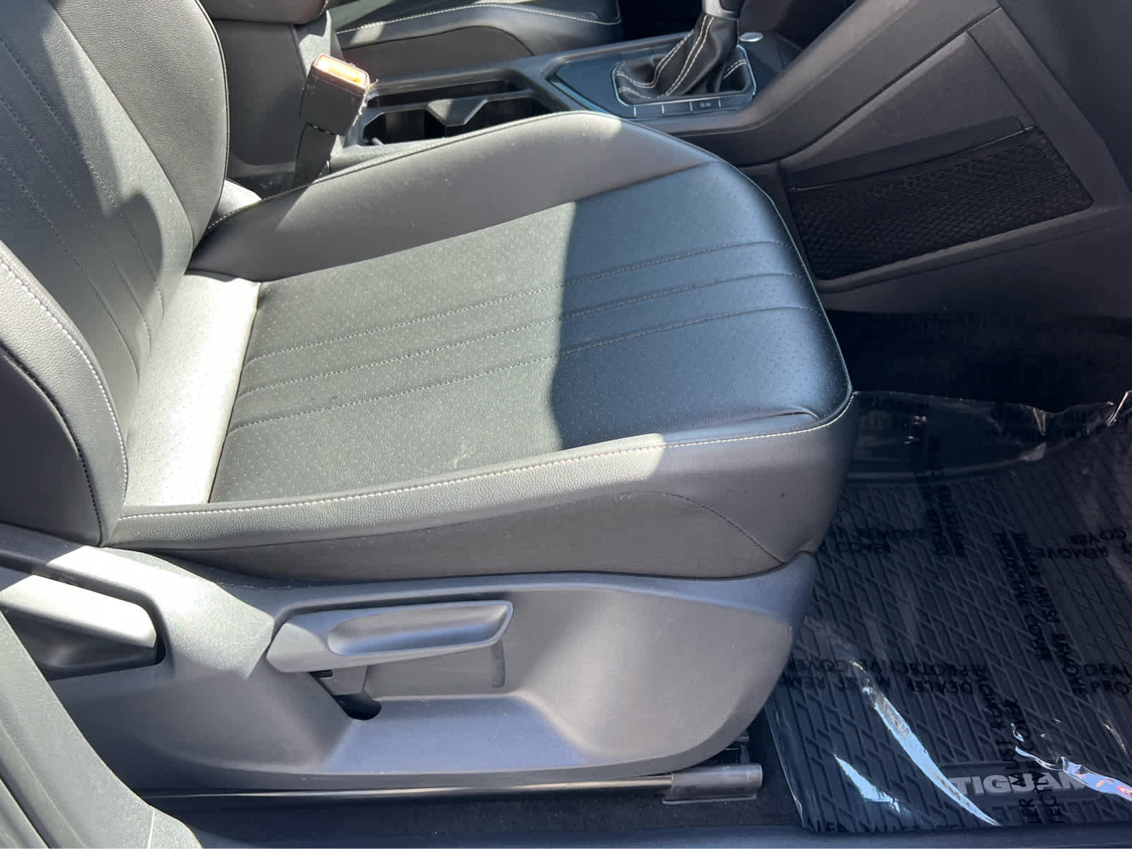 Used 2022 Volkswagen Tiguan SE image 19