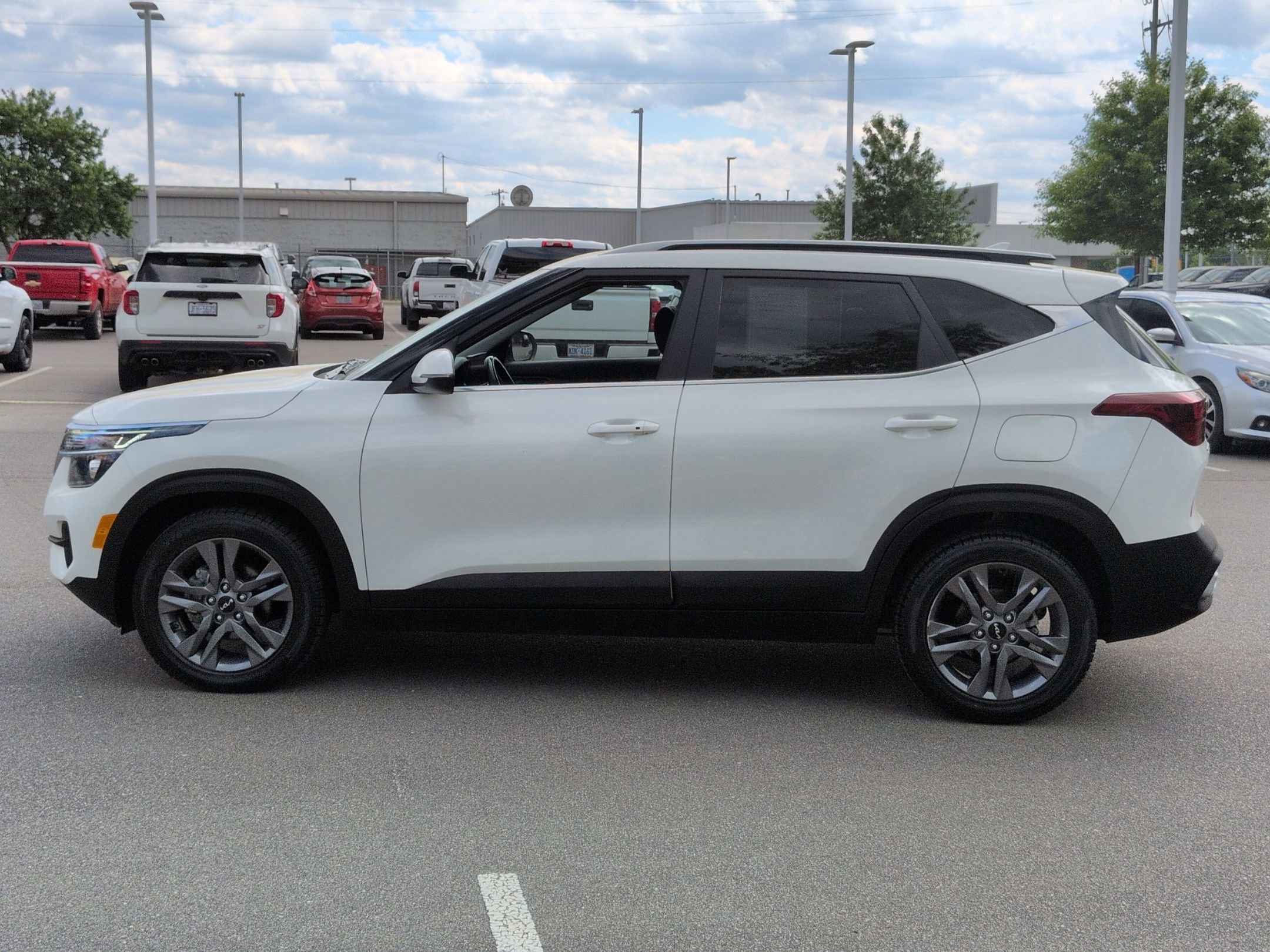 Used 2023 Kia Seltos S w/ Navigation Package image 2