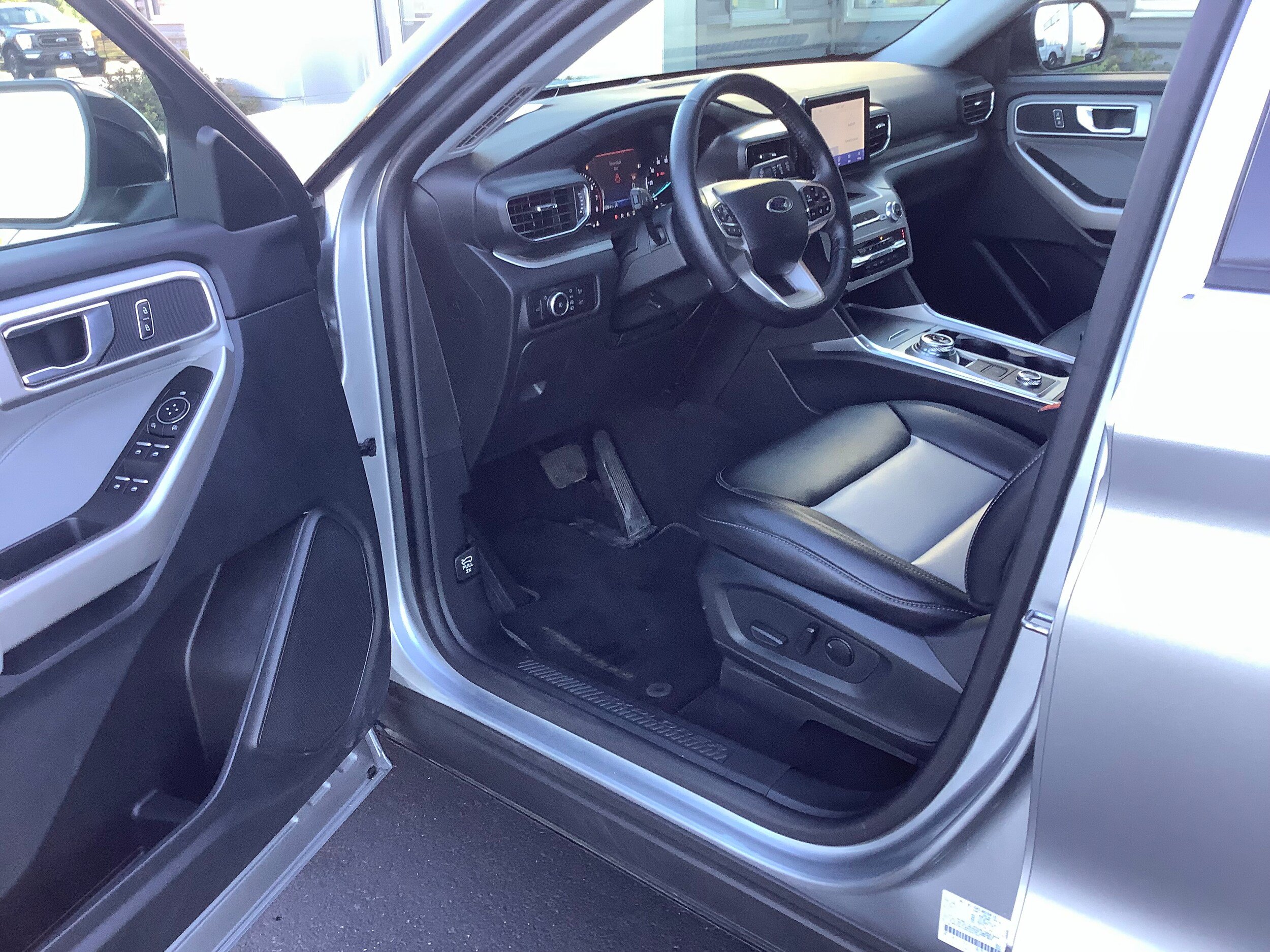 Certified 2024 Ford Explorer XLT w/ Equipment Group 202A AWD/4WD image 8