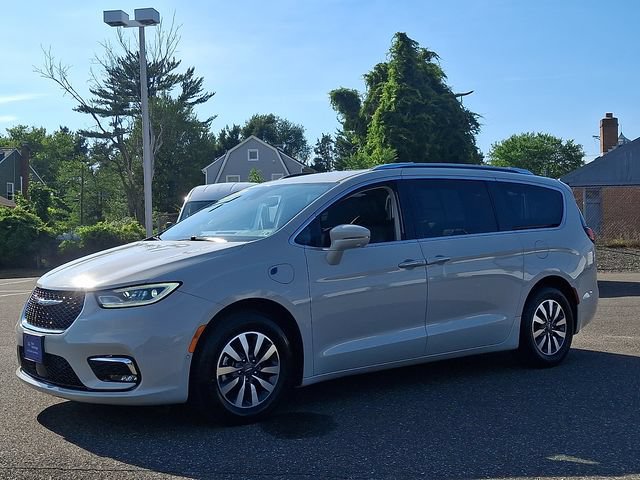 Used 2021 Chrysler Pacifica Touring-L w/ Uconnect Theater Family Group FWD image 3