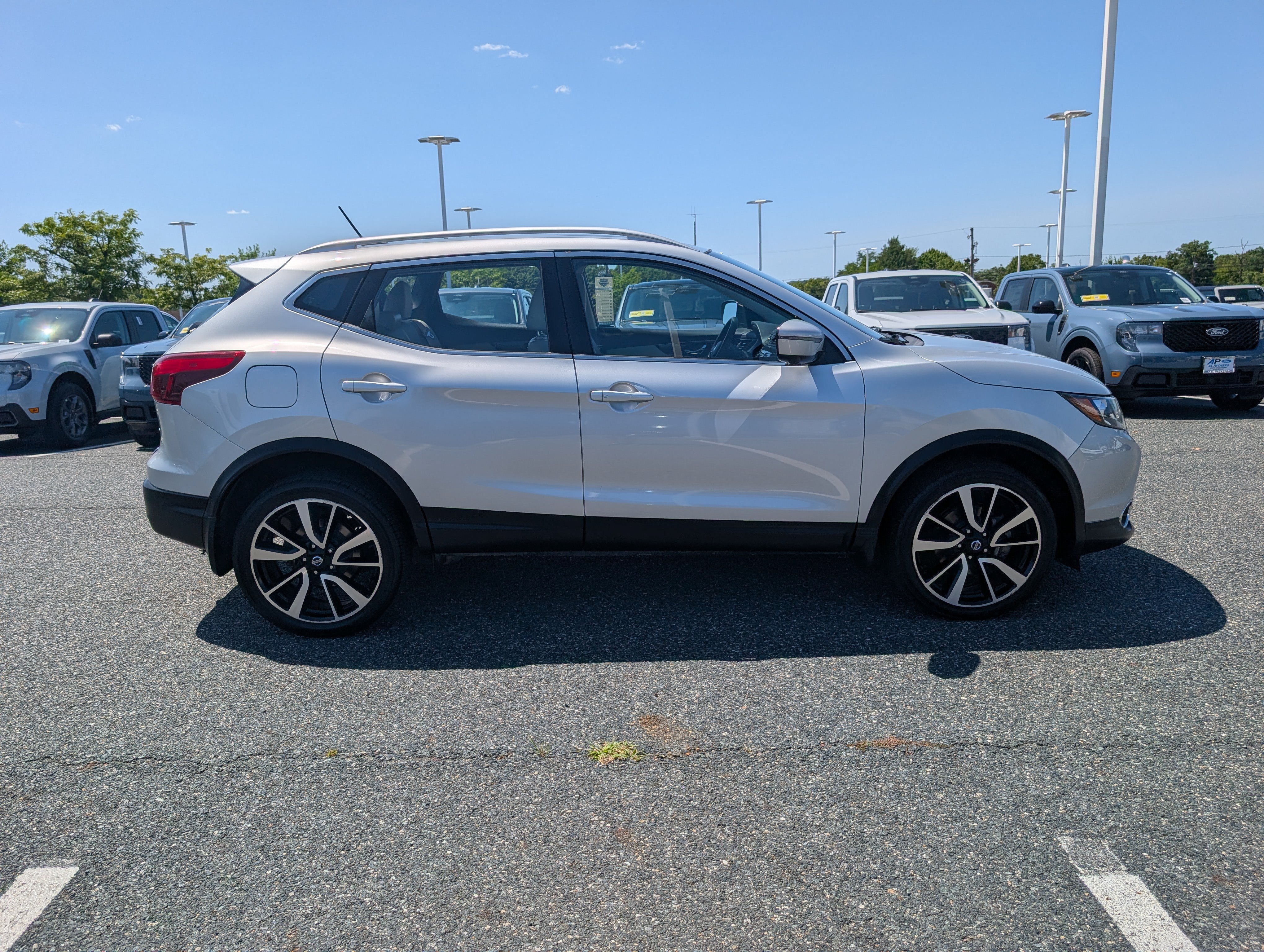 Used 2018 Nissan Rogue Sport SL w/ SL Premium Package FWD image 2