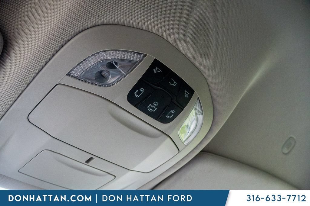 Used 2023 Chrysler Pacifica Touring-L FWD image 11