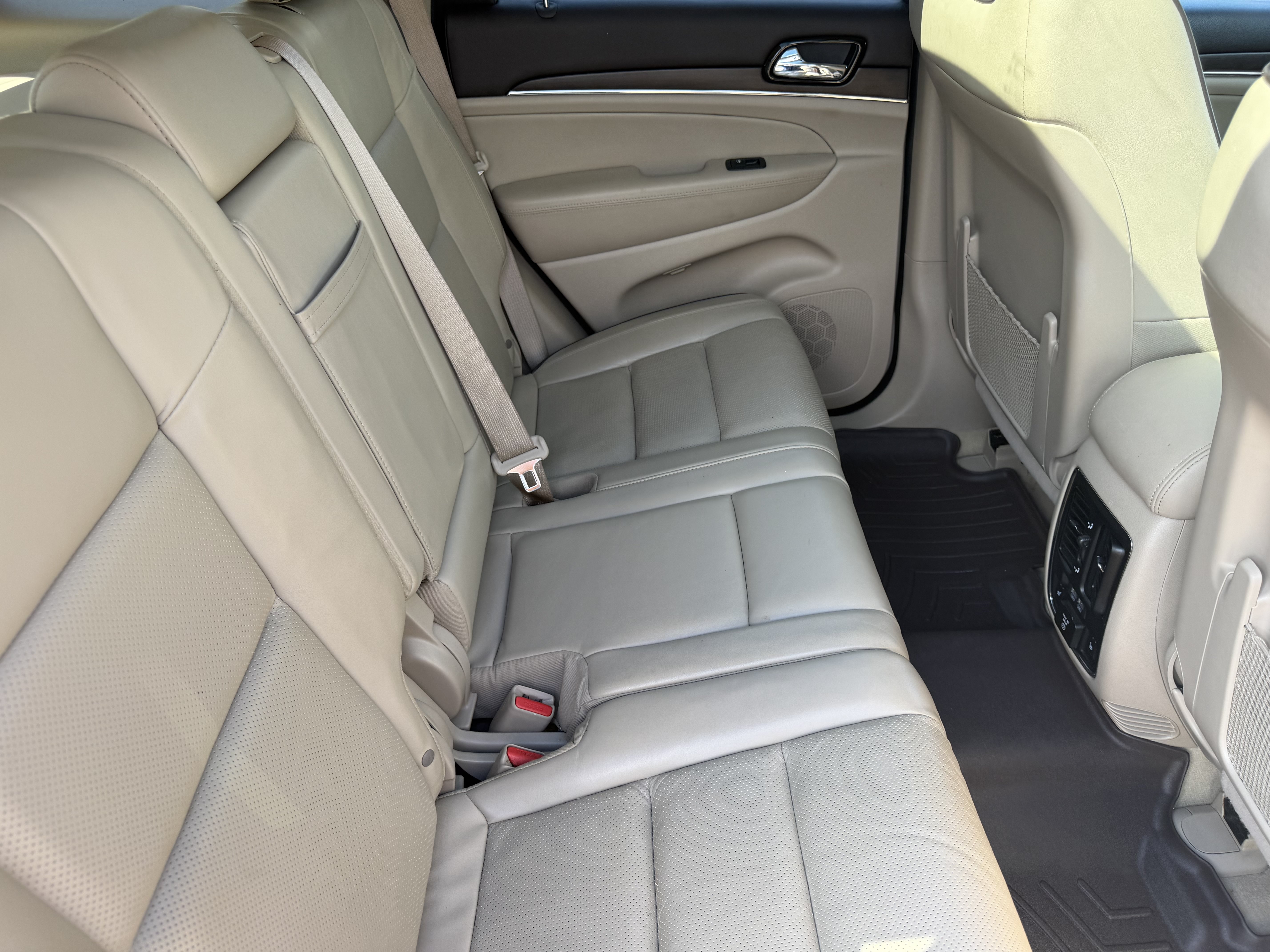 Used 2021 Jeep Grand Cherokee Overland AWD/4WD image 12