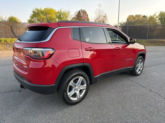 Used 2023 Jeep Compass Latitude image 3