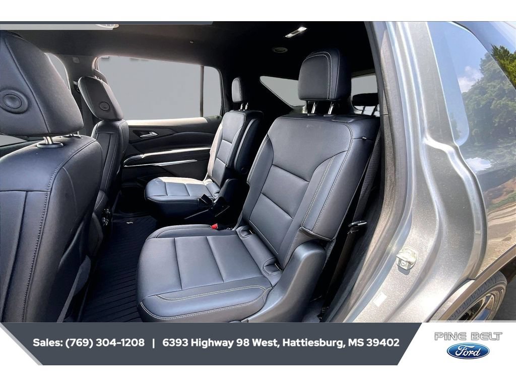 Used 2025 Chevrolet Traverse LT w/ Driver Confidence Package FWD image 19