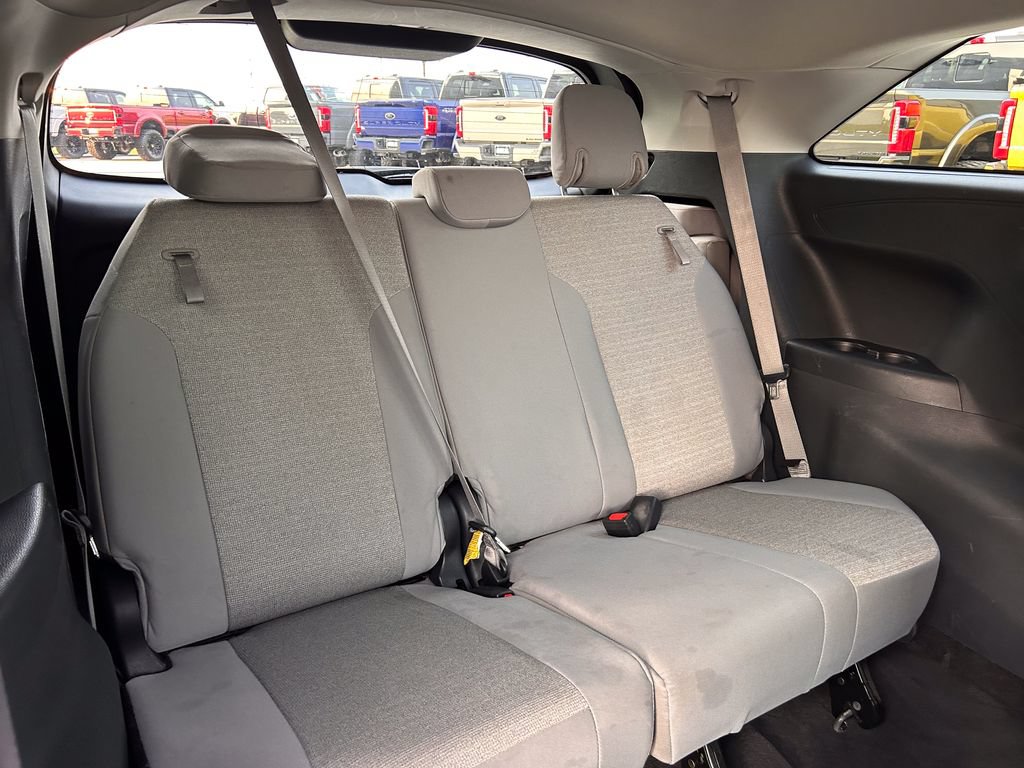 Used 2025 Toyota Sienna LE FWD image 18