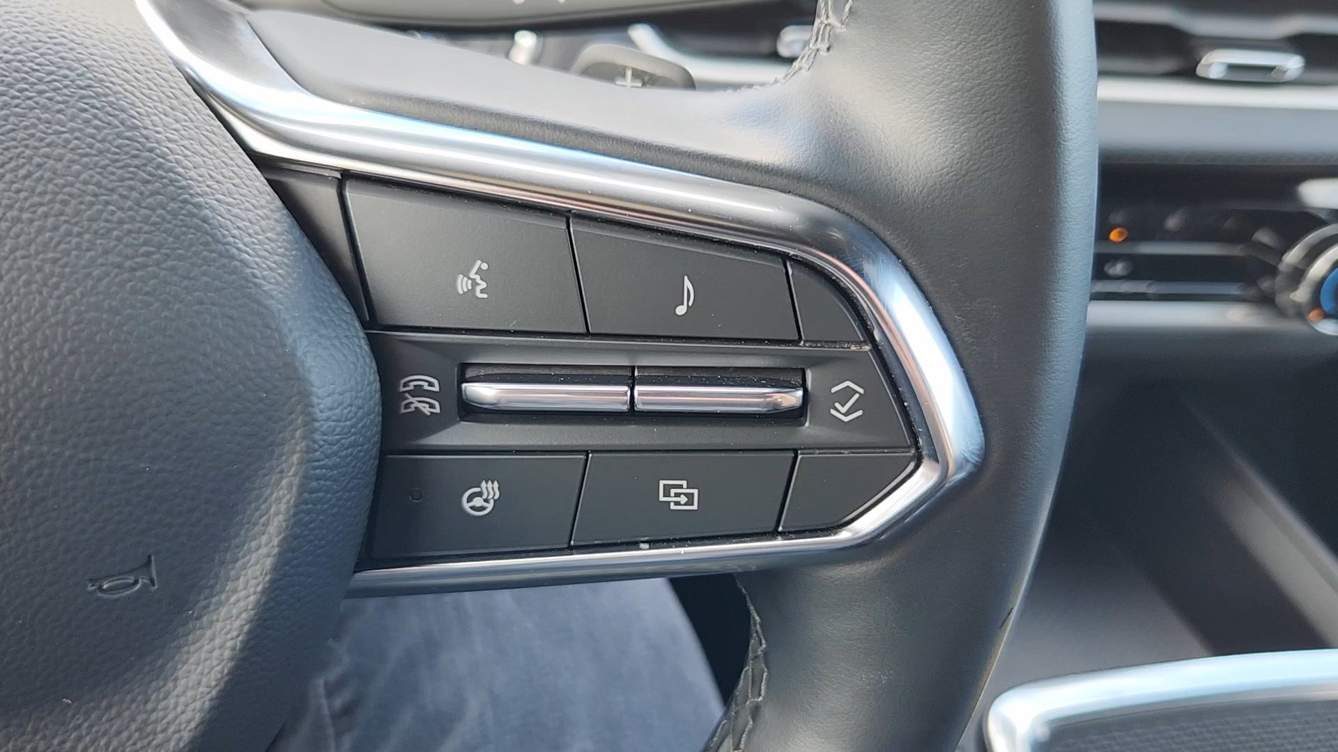 Used 2026 Chevrolet Equinox LT AWD/4WD image 13