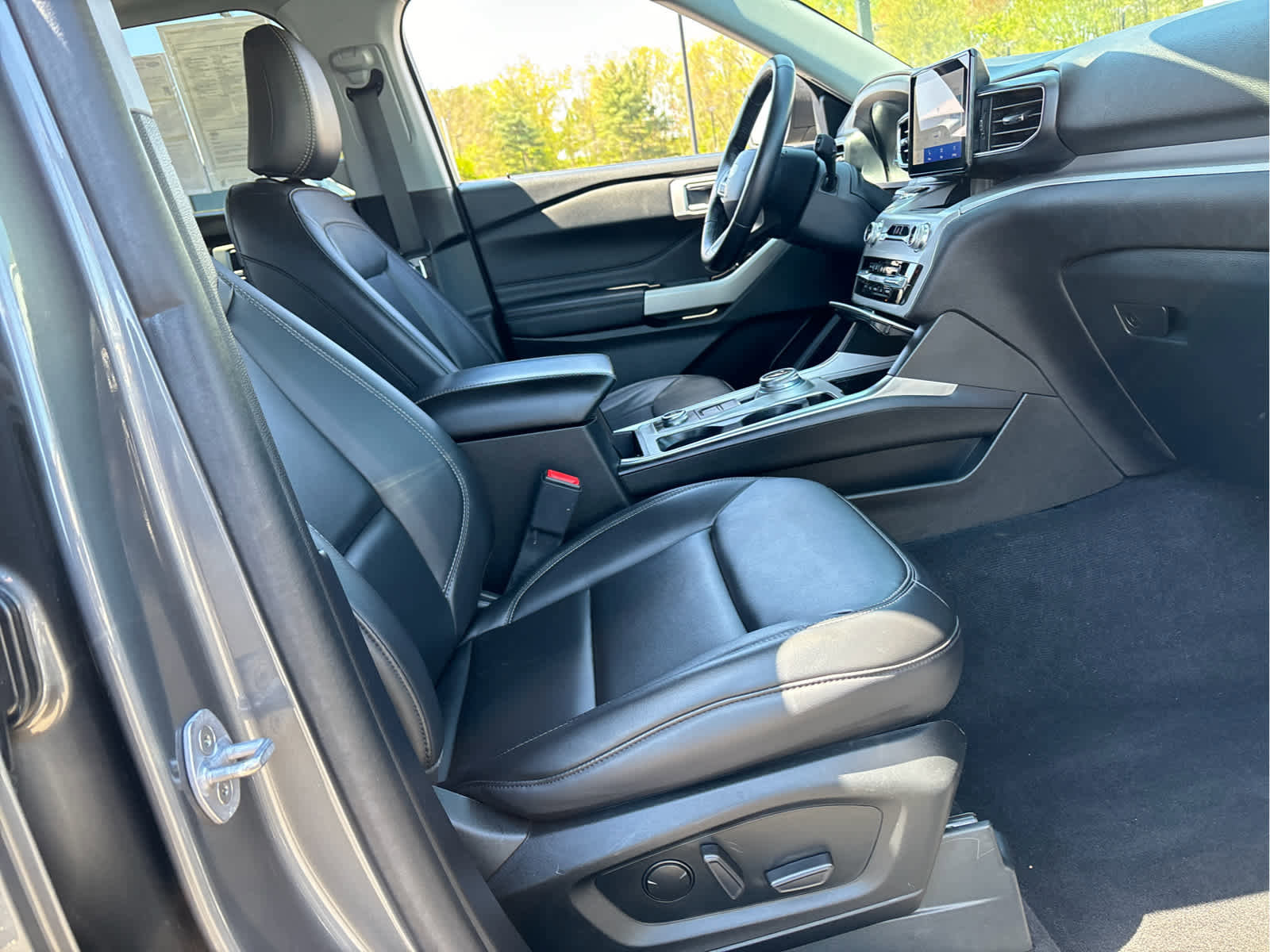 Certified 2023 Ford Explorer XLT w/ Equipment Group 202A AWD/4WD image 19