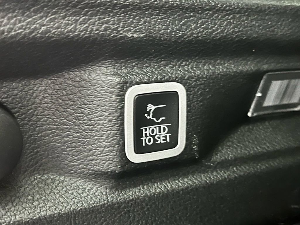 Used 2024 Jeep Grand Cherokee L Limited w/ Luxury Tech Group II image 9