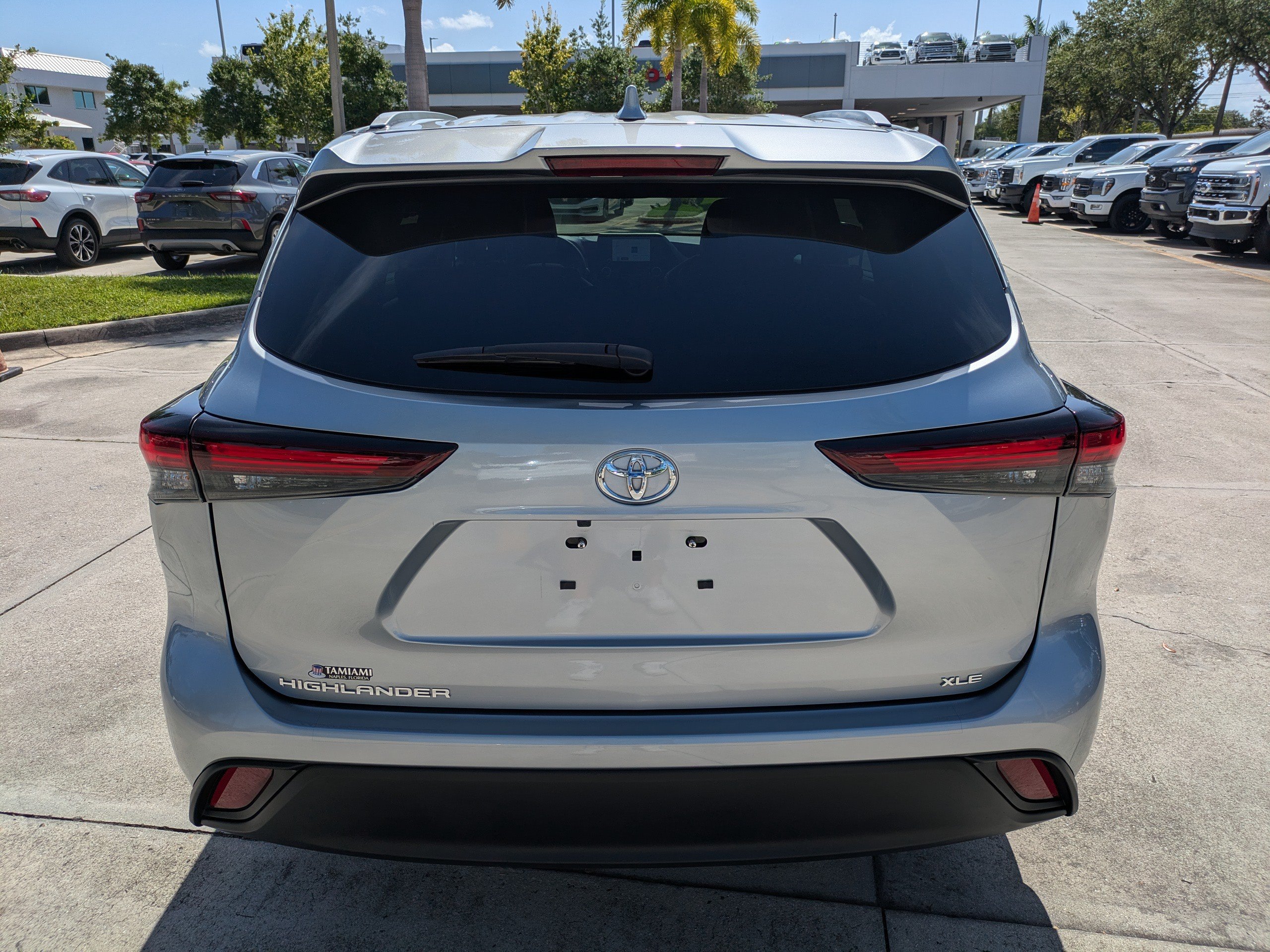 Used 2025 Toyota Highlander XLE FWD image 5
