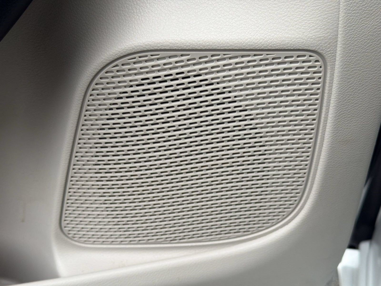 Used 2020 Chrysler Pacifica Touring FWD image 25