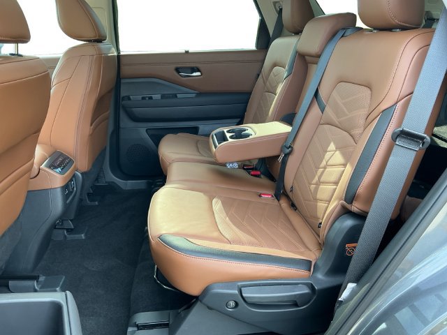 Used 2025 Nissan Pathfinder Platinum w/ Cargo Package AWD/4WD image 16
