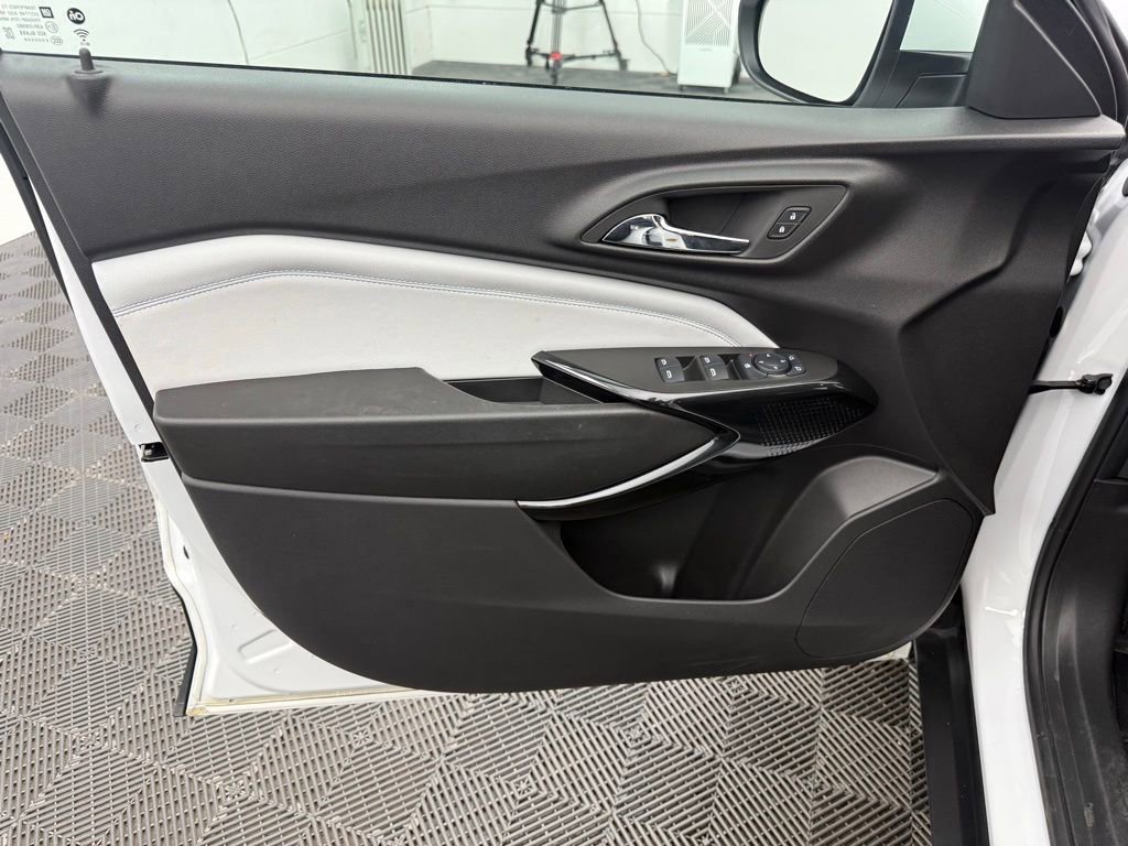 Used 2025 Chevrolet Trax LT w/ Driver Confidence Package image 18