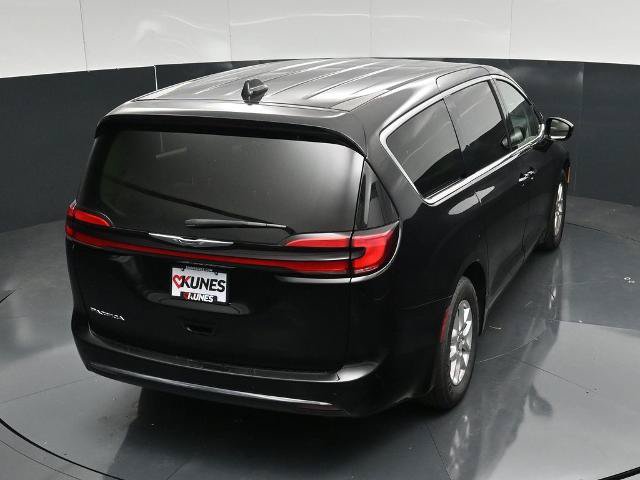 Used 2024 Chrysler Pacifica Touring-L FWD image 40