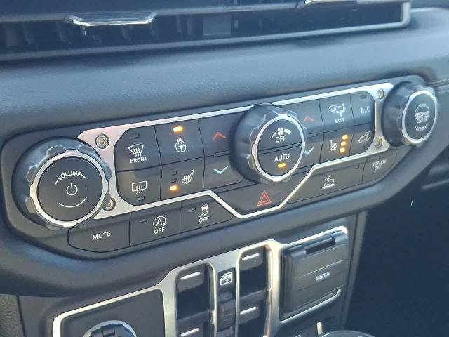 Used 2025 Jeep Gladiator Mojave w/ Convenience Group AWD/4WD image 25