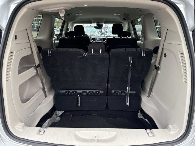 Used 2023 Chrysler Voyager LX FWD image 9