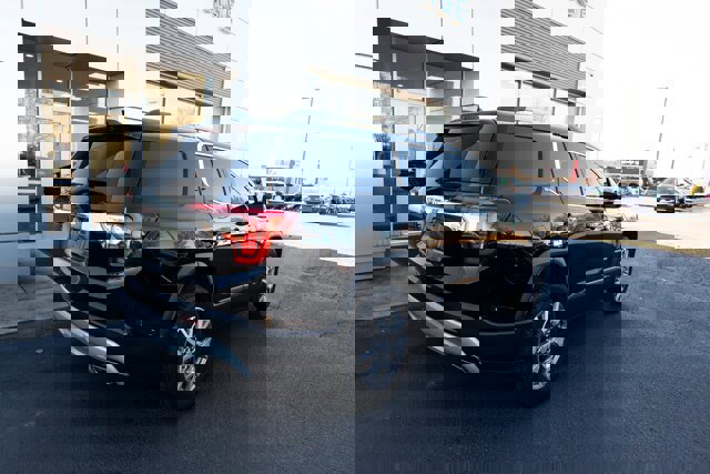 Used 2021 GMC Acadia SLT w/ Preferred Package image 4