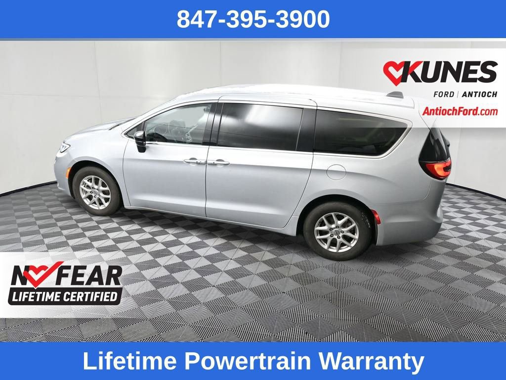 Used 2024 Chrysler Pacifica Touring-L image 9