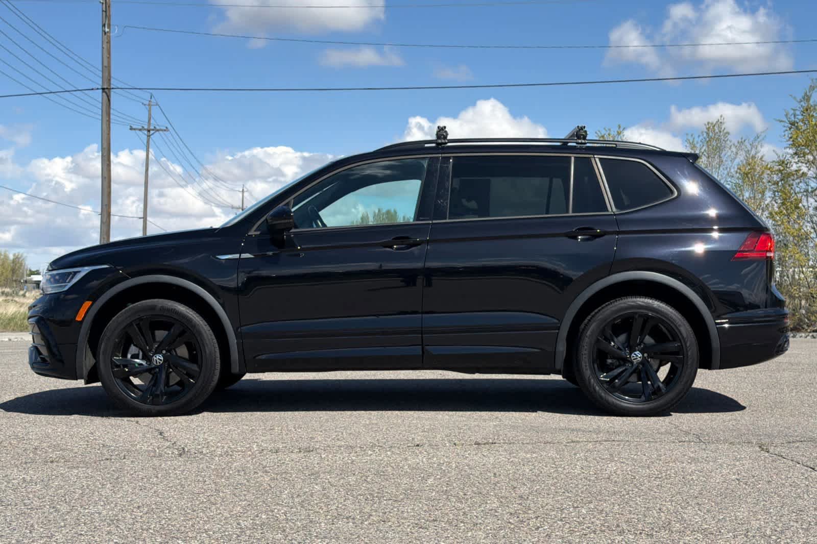 Used 2023 Volkswagen Tiguan SE R-Line AWD/4WD image 2