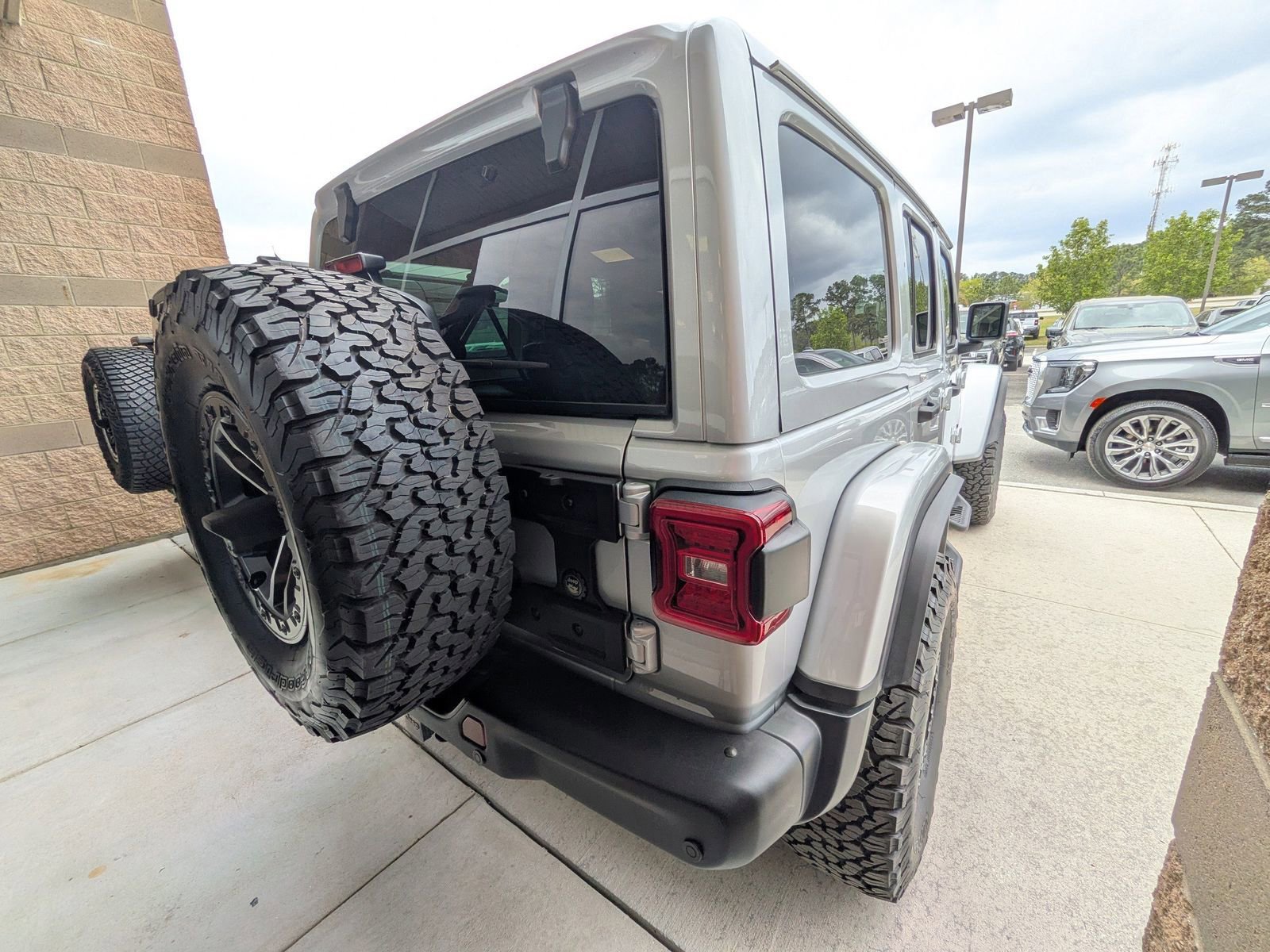 Used 2024 Jeep Wrangler Unlimited Rubicon image 3