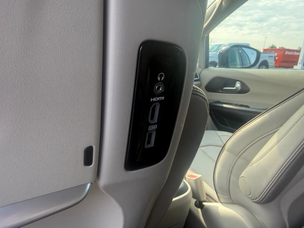Used 2018 Chrysler Pacifica Limited w/ Advanced Safetytec Group FWD image 44