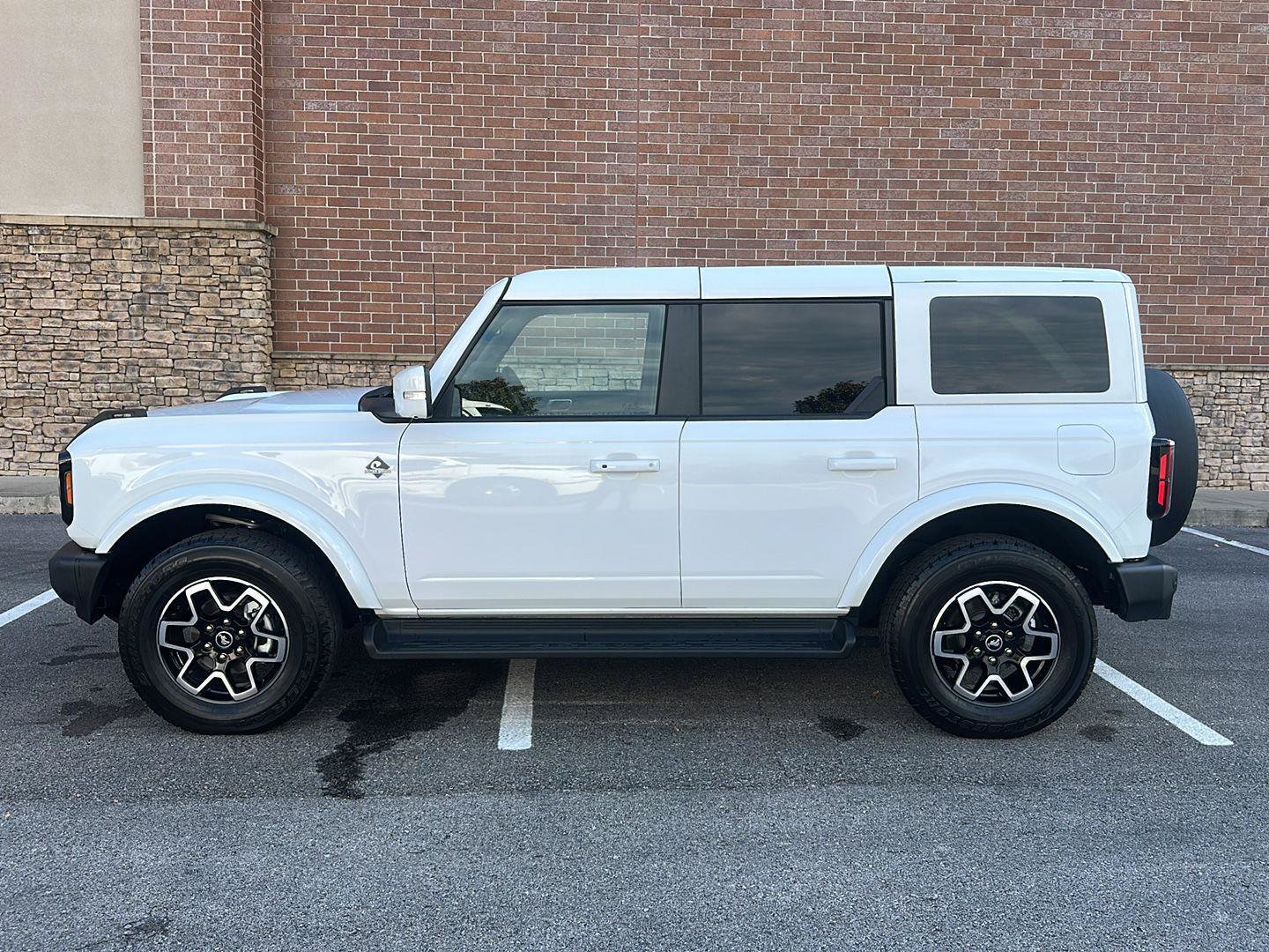 Certified 2025 Ford Bronco Outer Banks AWD/4WD image 2