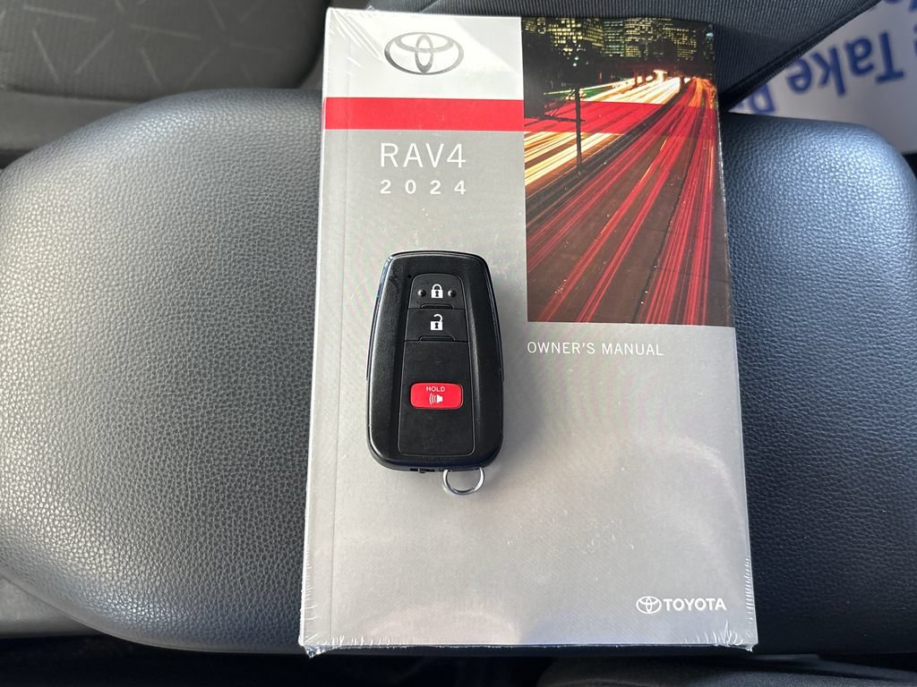 Used 2024 Toyota RAV4 XLE AWD/4WD image 17