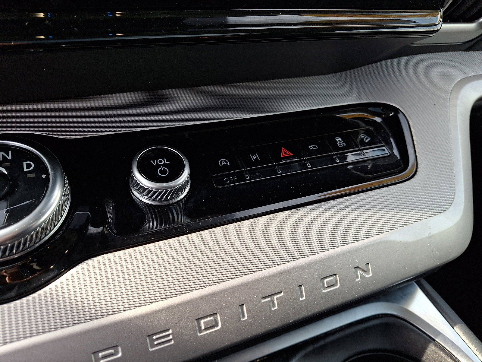 Certified 2025 Ford Expedition Active AWD/4WD image 18