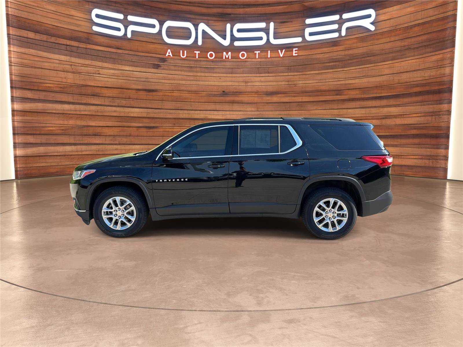Used 2020 Chevrolet Traverse LT w/ Driver Confidence II Package AWD/4WD image 3