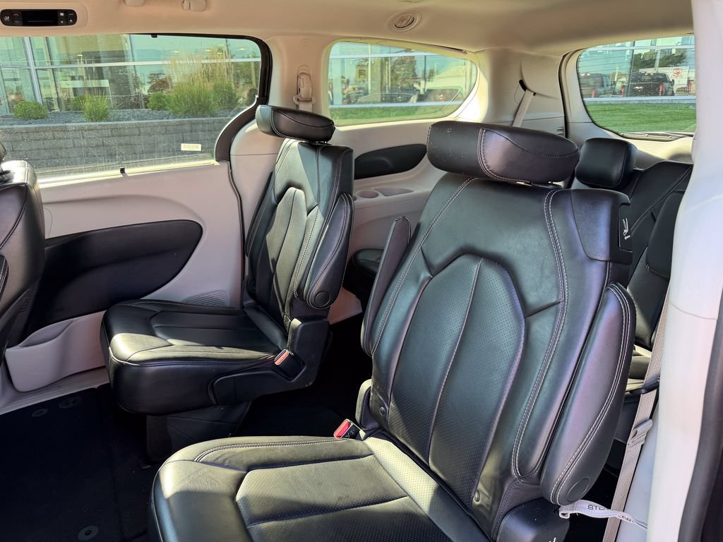 Used 2023 Chrysler Pacifica Touring-L FWD image 12