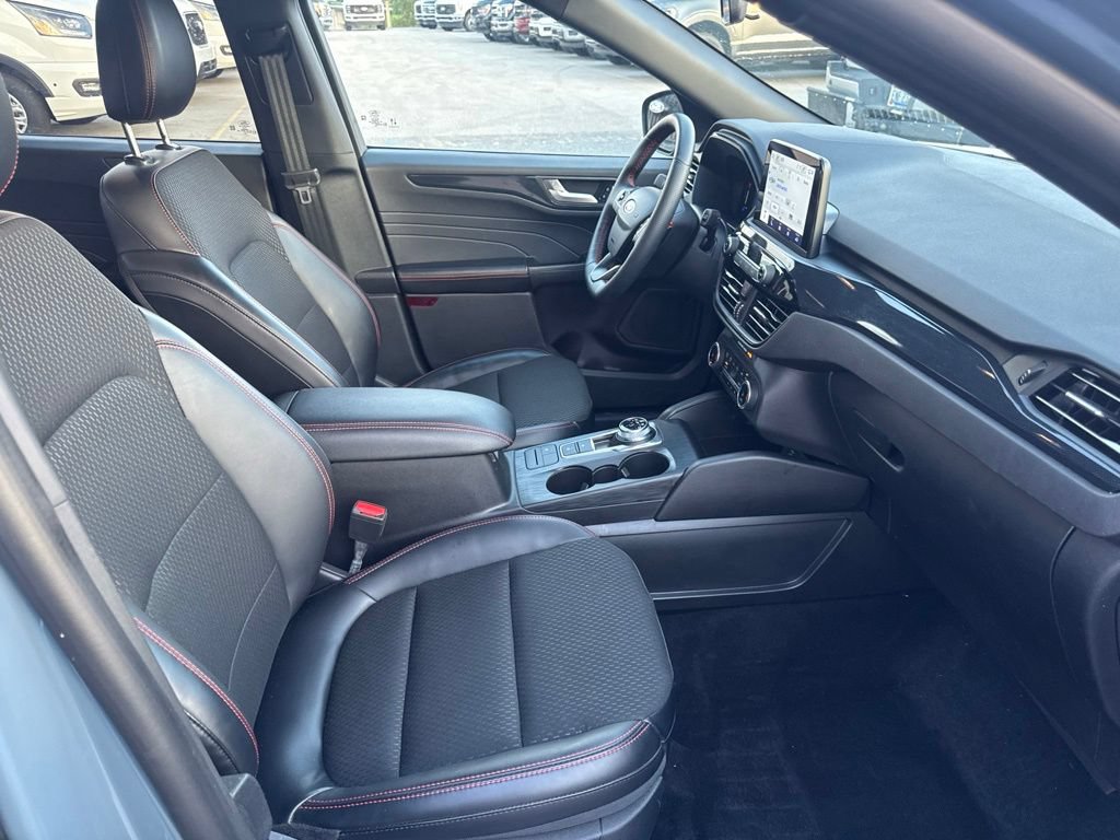 Certified 2025 Ford Escape ST-Line Select AWD/4WD image 33