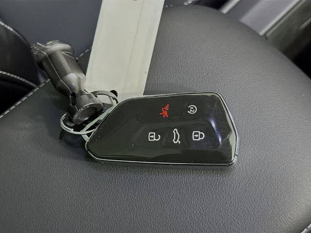 Used 2025 Volkswagen Tiguan SE w/ Panoramic Sunroof Package AWD/4WD image 21