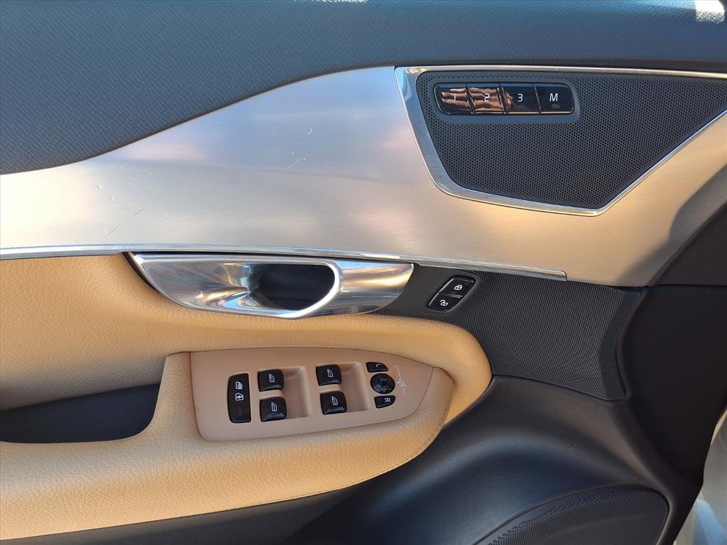 Used 2018 Volvo XC90 T6 Momentum w/ Convenience Package image 17