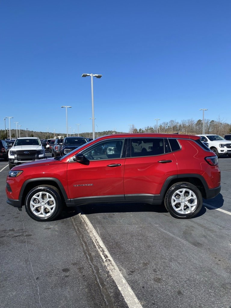 Used 2024 Jeep Compass Sport image 2