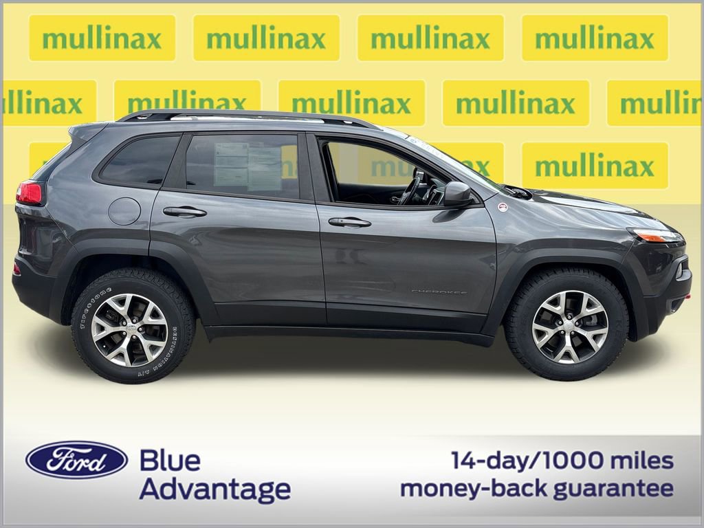Used 2017 Jeep Cherokee Trailhawk w/ Comfort/Convenience Group AWD/4WD image 2